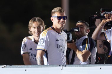 Madrid, İspanya: Real Madrid futbol takımı Plaza de Cibeles 'de düzenlenen 15. Şampiyonlar Ligi Kupası' nı kutluyor. 15 Avrupa kupası. UEFA Kupası. Gerçek Madrid oyuncuları. R. Madrid Kutlaması.