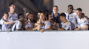 Madrid, İspanya: Real Madrid futbol takımı Plaza de Cibeles 'de düzenlenen 15. Şampiyonlar Ligi Kupası' nı kutluyor. 15 Avrupa kupası. UEFA Kupası. Gerçek Madrid oyuncuları. R. Madrid Kutlaması.