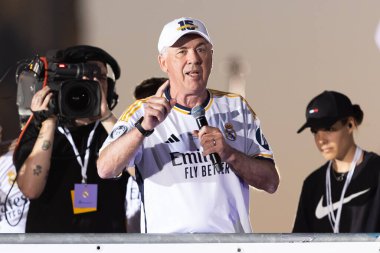 Madrid, İspanya: Real Madrid futbol takımı Plaza de Cibeles 'de düzenlenen 15. Şampiyonlar Ligi Kupası' nı kutluyor. 15 Avrupa kupası. UEFA Kupası. Gerçek Madrid oyuncuları. R. Madrid Kutlaması.
