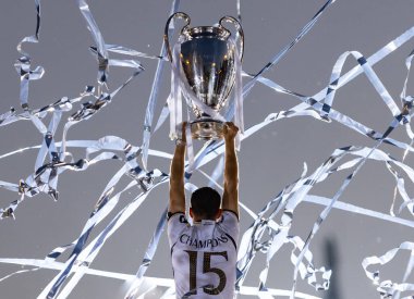 Madrid, İspanya: Real Madrid futbol takımı Plaza de Cibeles 'de düzenlenen 15. Şampiyonlar Ligi Kupası' nı kutluyor. 15 Avrupa kupası. UEFA Kupası. Gerçek Madrid oyuncuları. R. Madrid Kutlaması.