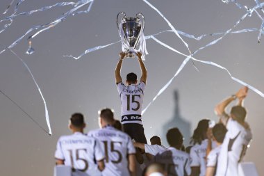 Madrid, İspanya: Real Madrid futbol takımı Plaza de Cibeles 'de düzenlenen 15. Şampiyonlar Ligi Kupası' nı kutluyor. 15 Avrupa kupası. UEFA Kupası. Gerçek Madrid oyuncuları. R. Madrid Kutlaması.