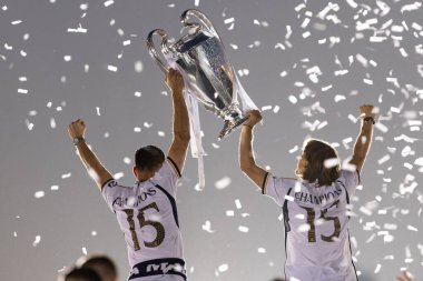 Madrid, İspanya: Real Madrid futbol takımı Plaza de Cibeles 'de düzenlenen 15. Şampiyonlar Ligi Kupası' nı kutluyor. 15 Avrupa kupası. UEFA Kupası. Gerçek Madrid oyuncuları. R. Madrid Kutlaması.