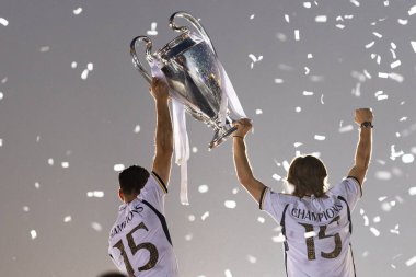 Madrid, İspanya: Real Madrid futbol takımı Plaza de Cibeles 'de düzenlenen 15. Şampiyonlar Ligi Kupası' nı kutluyor. 15 Avrupa kupası. UEFA Kupası. Gerçek Madrid oyuncuları. R. Madrid Kutlaması.