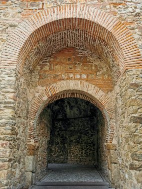 Toledo şehrinin dar sokakları. Eski şehrin sokakları. Toledo 'nun mimarisi.