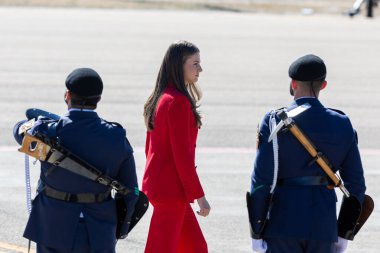 Madrid, İspanya - 12 Temmuz 2024 Asturias Prensesi Lizbon 'a ilk resmi solo gezisini gerçekleştirdi. Yolculuk için Falcon 'a biniyor. Kırmızı elbiseli Asturias Prensesi