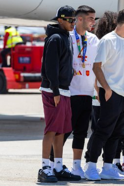 Madrid, İspanya - 15 Temmuz 2024: İspanya Millî Futbol Takımı, Euro 2024 şampiyonları kupasıyla Madrid-Barajas havaalanına ulaştı. Futbol takımının oyuncuları. İspanya şampiyonu