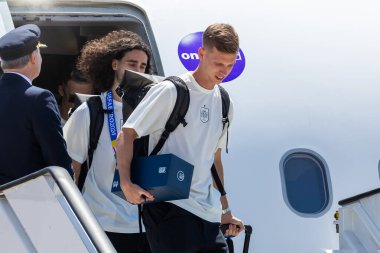 Madrid, İspanya - 15 Temmuz 2024: İspanya Millî Futbol Takımı, Euro 2024 şampiyonları kupasıyla Madrid-Barajas havaalanına ulaştı. Futbol takımının oyuncuları. İspanya şampiyonu