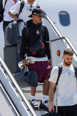 Madrid, İspanya - 15 Temmuz 2024: İspanya Millî Futbol Takımı, Euro 2024 şampiyonları kupasıyla Madrid-Barajas havaalanına ulaştı. Futbol takımının oyuncuları. İspanya şampiyonu