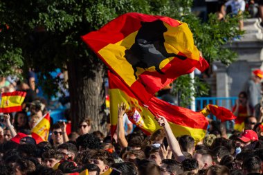 Madrid, İspanya - 15 Temmuz 2024: İspanyollar İspanyol futbol takımıyla birlikte Madrid Plaza de Cibeles 'de Euro 2024 zaferini kutluyor ve alkışlıyorlar. İspanyol bayrağı.