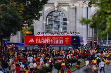 Madrid, İspanya - 15 Temmuz 2024: İspanyollar İspanyol futbol takımıyla birlikte Madrid Plaza de Cibeles 'de Euro 2024 zaferini kutluyor ve alkışlıyorlar. İspanyol bayrağı.