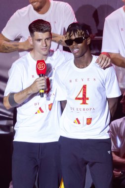 Madrid, İspanya - 15 Temmuz 2024: İspanyol futbol takımı Plaza de Cibeles 'de Euro 2024 şampiyonu olarak kutlama yapıyor. Avrupa Kupası kazananları. Şampiyonlar Festivali.