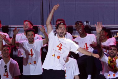 Madrid, İspanya - 15 Temmuz 2024: İspanyol futbol takımı Plaza de Cibeles 'de Euro 2024 şampiyonu olarak kutlama yapıyor. Avrupa Kupası kazananları. Şampiyonlar Festivali.