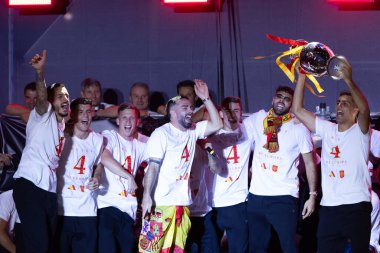 Madrid, İspanya - 15 Temmuz 2024: İspanyol futbol takımı Plaza de Cibeles 'de Euro 2024 şampiyonu olarak kutlama yapıyor. Avrupa Kupası kazananları. Şampiyonlar Festivali.