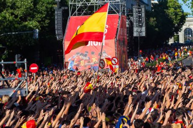 Madrid, İspanya - 15 Temmuz 2024: İspanyollar İspanyol futbol takımıyla birlikte Madrid Plaza de Cibeles 'de Euro 2024 zaferini kutluyor ve alkışlıyorlar. İspanyol bayrağı.