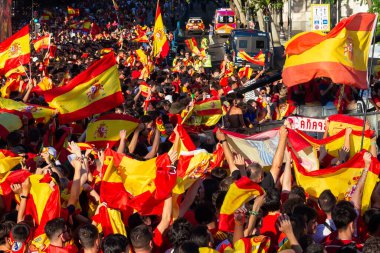 Madrid, İspanya - 15 Temmuz 2024: İspanyollar İspanyol futbol takımıyla birlikte Madrid Plaza de Cibeles 'de Euro 2024 zaferini kutluyor ve alkışlıyorlar. İspanyol bayrağı.