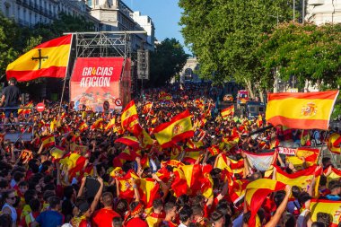 Madrid, İspanya - 15 Temmuz 2024: İspanyollar İspanyol futbol takımıyla birlikte Madrid Plaza de Cibeles 'de Euro 2024 zaferini kutluyor ve alkışlıyorlar. İspanyol bayrağı.