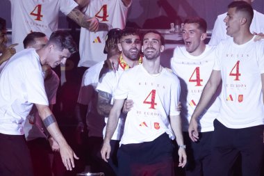 Madrid, İspanya - 15 Temmuz 2024: İspanyol futbol takımı Plaza de Cibeles 'de Euro 2024 şampiyonu olarak kutlama yapıyor. Avrupa Kupası kazananları. Şampiyonlar Festivali.