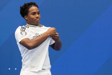 Madrid, İspanya - 27 Temmuz 2024: Endrick, Santiago Bernabeu 'da yeni bir Real Madrid oyuncusu olarak tanıtıldı. Brezilya esrarı. Endrick, Real Madrid oyuncusu.