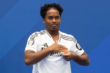 Madrid, İspanya - 27 Temmuz 2024: Endrick, Santiago Bernabeu 'da yeni bir Real Madrid oyuncusu olarak tanıtıldı. Brezilya esrarı. Endrick, Real Madrid oyuncusu.