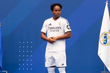 Madrid, İspanya - 27 Temmuz 2024: Endrick, Santiago Bernabeu 'da yeni bir Real Madrid oyuncusu olarak tanıtıldı. Brezilya esrarı. Endrick, Real Madrid oyuncusu.