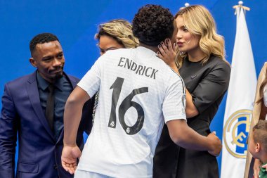 Madrid, İspanya - 27 Temmuz 2024: Endrick, Santiago Bernabeu 'da yeni bir Real Madrid oyuncusu olarak tanıtıldı. Brezilya esrarı. Endrick, Real Madrid oyuncusu.
