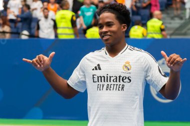 Madrid, İspanya - 27 Temmuz 2024: Endrick, Santiago Bernabeu 'da yeni bir Real Madrid oyuncusu olarak tanıtıldı. Brezilya esrarı. Endrick, Real Madrid oyuncusu.