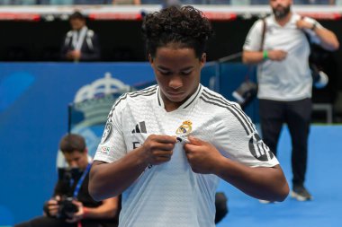 Madrid, İspanya - 27 Temmuz 2024: Endrick, Santiago Bernabeu 'da yeni bir Real Madrid oyuncusu olarak tanıtıldı. Brezilya esrarı. Endrick, Real Madrid oyuncusu.
