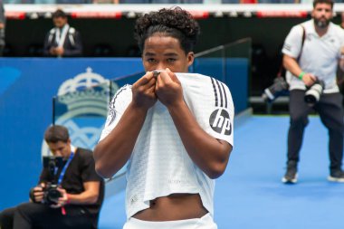 Madrid, İspanya - 27 Temmuz 2024: Endrick, Santiago Bernabeu 'da yeni bir Real Madrid oyuncusu olarak tanıtıldı. Brezilya esrarı. Endrick, Real Madrid oyuncusu.