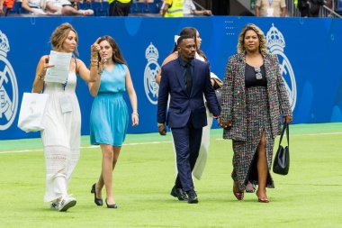 Madrid, İspanya - 27 Temmuz 2024: Endrick, Santiago Bernabeu 'da yeni bir Real Madrid oyuncusu olarak tanıtıldı. Brezilyalı yıldız. Endrick 'in ailesi sahada..