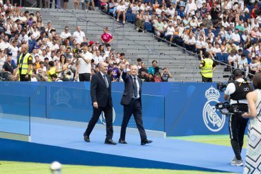 Madrid, İspanya - 27 Temmuz 2024: Endrick, Santiago Bernabeu 'da yeni bir Real Madrid oyuncusu olarak tanıtıldı. Florentino Perez yeni oyuncuyu sunar..