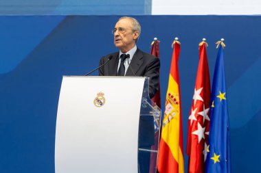 Madrid, İspanya - 27 Temmuz 2024: Endrick, Santiago Bernabeu 'da yeni bir Real Madrid oyuncusu olarak tanıtıldı. Florentino Perez yeni oyuncuyu sunar..
