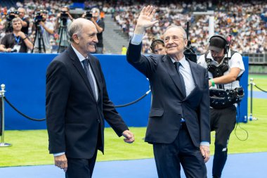 Madrid, İspanya - 27 Temmuz 2024: Endrick, Santiago Bernabeu 'da yeni bir Real Madrid oyuncusu olarak tanıtıldı. Florentino Perez yeni oyuncuyu sunar..
