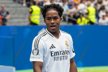 Madrid, İspanya - 27 Temmuz 2024: Endrick, Santiago Bernabeu 'da yeni bir Real Madrid oyuncusu olarak tanıtıldı. Brezilya esrarı. Endrick, Real Madrid oyuncusu.