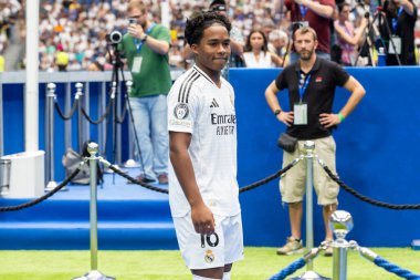 Madrid, İspanya - 27 Temmuz 2024: Endrick, Santiago Bernabeu 'da yeni bir Real Madrid oyuncusu olarak tanıtıldı. Brezilya esrarı. Endrick, Real Madrid oyuncusu.