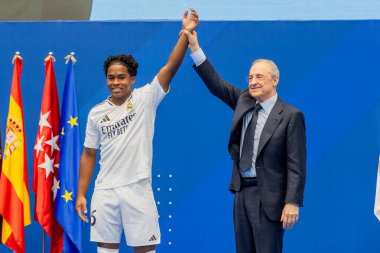 Madrid, İspanya - 27 Temmuz 2024: Endrick, Santiago Bernabeu 'da yeni bir Real Madrid oyuncusu olarak tanıtıldı. Brezilya esrarı. Endrick, Real Madrid oyuncusu.