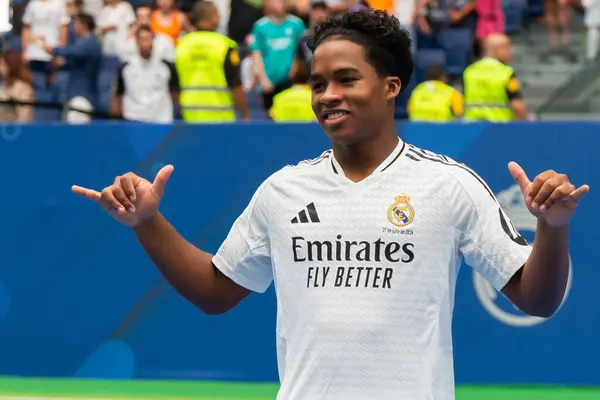 Madrid, İspanya - 27 Temmuz 2024: Endrick, Santiago Bernabeu 'da yeni bir Real Madrid oyuncusu olarak tanıtıldı. Brezilya esrarı. Endrick, Real Madrid oyuncusu.