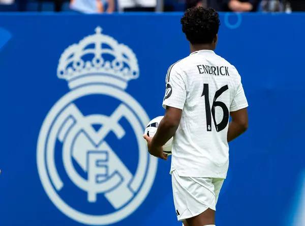 Madrid, İspanya - 27 Temmuz 2024: Endrick, Santiago Bernabeu 'da yeni bir Real Madrid oyuncusu olarak tanıtıldı. Brezilya esrarı. Endrick, Real Madrid oyuncusu.