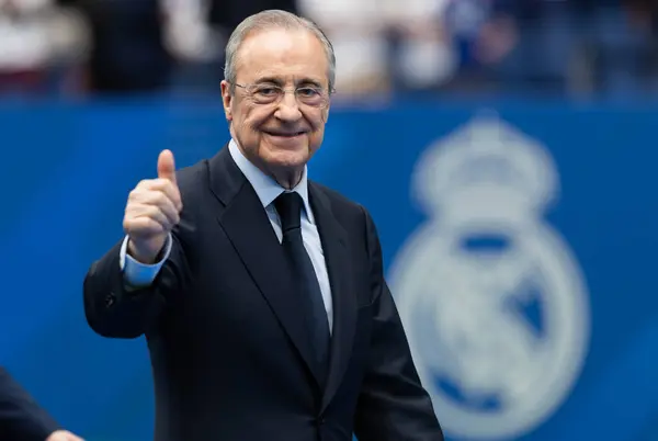 Madrid, İspanya - 27 Temmuz 2024: Endrick, Santiago Bernabeu 'da yeni bir Real Madrid oyuncusu olarak tanıtıldı. Florentino Perez yeni oyuncuyu sunar..