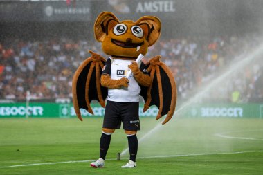 Valencia, İspanya - 17 Ağustos 2024: Valencia FC ve Barcelona F.C. Valencia FC 'de. Maskot Murcielago Valencia FC 'de giyinmiş. kit.