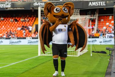 Valencia, İspanya - 17 Ağustos 2024: Valencia FC ve Barcelona F.C. Valencia FC 'de. Maskot Murcielago Valencia FC 'de giyinmiş. kit.