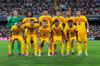 Valencia, İspanya - 17 Ağustos 2024: Valencia FC ve Barcelona F.C. Barselona oyuncuları. Profesyonel futbolcular..