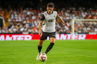 Valencia, İspanya - 17 Ağustos 2024: Valencia FC ve Barcelona F.C. Katalan takımının zaferi. Profesyonel futbolcular.