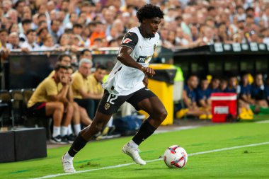 Valencia, İspanya - 17 Ağustos 2024: Valencia FC ve Barcelona F.C. Katalan takımının zaferi. Profesyonel futbolcular.