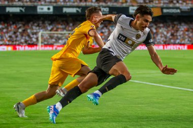 Valencia, İspanya - 17 Ağustos 2024: Valencia FC ve Barcelona F.C. Katalan takımının zaferi. Profesyonel futbolcular.