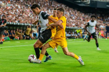 Valencia, İspanya - 17 Ağustos 2024: Valencia FC ve Barcelona F.C. Katalan takımının zaferi. Profesyonel futbolcular.