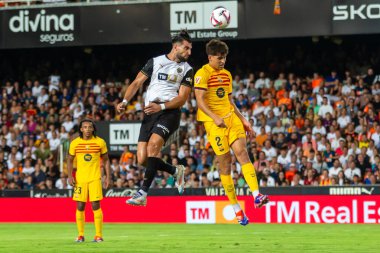 Valencia, İspanya - 17 Ağustos 2024: Valencia FC ve Barcelona F.C. Barselona oyuncuları. Profesyonel futbolcular..
