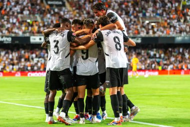 Valencia, İspanya - 17 Ağustos 2024: Valencia FC ve Barcelona F.C. Valencia oyuncuları bir golü kutluyor. Profesyonel futbolcular..