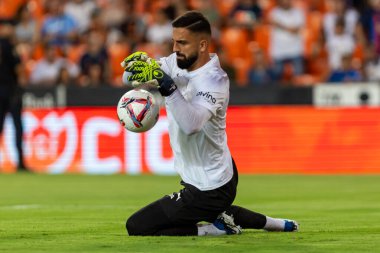 Valencia, İspanya - 17 Ağustos 2024: Valencia FC ve Barcelona F.C. Katalan takımının zaferi. Profesyonel futbolcular.