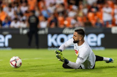 Valencia, İspanya - 17 Ağustos 2024: Valencia FC ve Barcelona F.C. Katalan takımının zaferi. Profesyonel futbolcular.