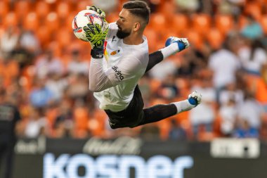 Valencia, İspanya - 17 Ağustos 2024: Valencia FC ve Barcelona F.C. Katalan takımının zaferi. Profesyonel futbolcular.